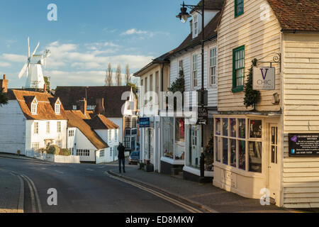 Winternachmittag auf Stone Street in Cranbrook, Kent, England. Union Mühle in der Ferne. Stockfoto