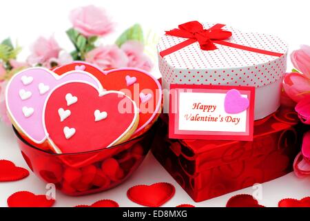 Happy Valentines Day Karte mit Geschenken und Schüssel von cookies Stockfoto
