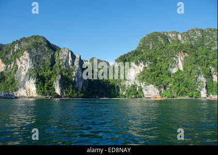 Koh Phi Phi Don Island in Krabi Thailand verfügt über markante dramatische Geographie Stockfoto