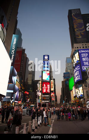 NEW YORK, USA - 27. Dezember 2014: Die Lichter des Times Square ziehen Massen in die Vorbereitungen für Silvester. Stockfoto