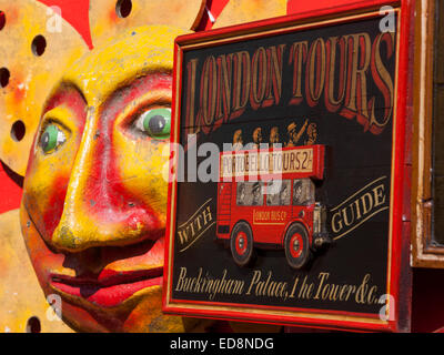 London Tours unterzeichnen und eine riesige gelbe Sonne, Fassade des Alice Shop in der Portobello Road, Portobello Market, London Stockfoto