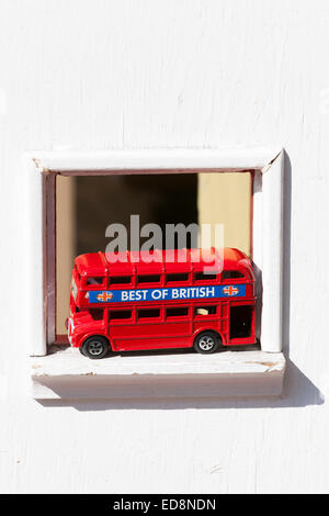 Ein roter Spielzeug-Doppeldecker-Bus mit der Aufschrift "Best of British" auf den Verkauf in einem weißen Rahmen bei Portobello Market, London Stockfoto