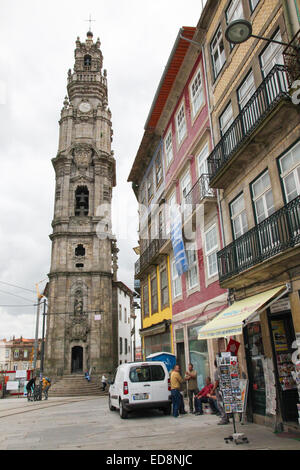 PORTO, PORTUGAL - 4. Juni 2014: Clerigos Kirche, eine berühmte barocke Kirche im Zentrum von Porto, Portugal. Stockfoto