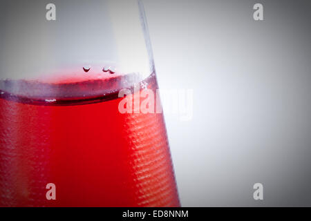 Rotes Getränk in die Flasche. Luftblasen. Stockfoto