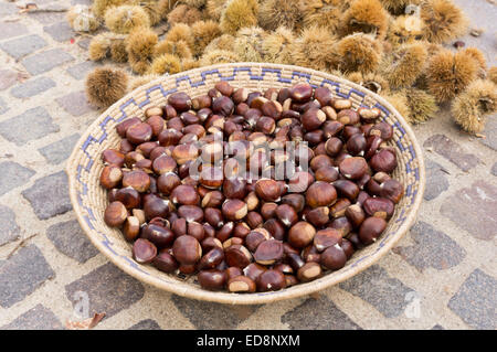 Desulo Kastanien in einem typischen sardischen Korb Stockfoto