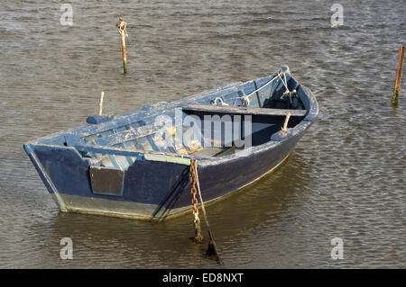 Angelboot/Fischerboot verankert im Teich Stockfoto
