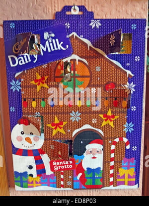 Cadbury Dairy Milk Chocolate Adventskalender im Dezember, Weihnachten, mit einem geöffneten Fenster Stockfoto