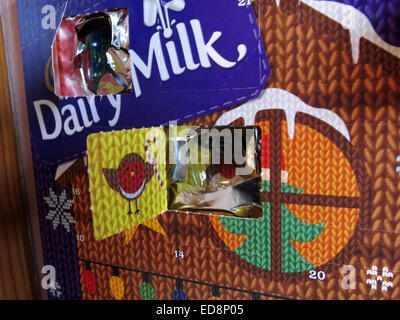 Cadbury Dairy Milk Chocolate Adventskalender im Dezember, Weihnachten, mit einem geöffneten Fenster Stockfoto