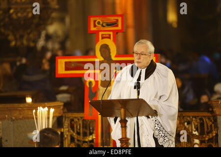 Prag, Tschechische Republik. 1. Dezember 2015. Jan Wacławek, der Bischof der Schlesischen evangelischen Kirche des Augsburgischen Bekenntnisses, nahmen viele tschechische Kirchenführer der letzten vollen Tag der 2014 Europäischen Taizé Jugendtreffen, die unter dem Motto, die "Wallfahrt abgehalten wurde der Vertrauen auf der Erde" mit einem großen ökumenischen Gebetsgottesdienst im Prager St. Vitus Cathedral und w endete. Bildnachweis: Michael Debets/Alamy Live-Nachrichten Stockfoto