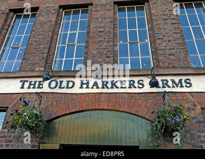 The Old Harkers Arms, on the Canal Side, Chester City, England, Großbritannien, CH3 5AL Stockfoto