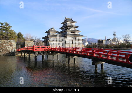 Dieses Bild des Matusmoto Schlosses wurde in Matsumoto, Japan im Dezember 2014 aufgenommen. Stockfoto