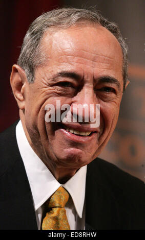 Datei. 1. Januar 2015. Der ehemalige New Yorker Gouverneur MARIO CUOMO (15. Juni 1932 - 1. Januar 2015) starb heute im 82. Mario Cuomo hatte vor kurzem im Krankenhaus zur Behandlung einer Herzerkrankung. Er starb zu Hause, kurz vor 5 Uhr ET. Der Demokrat war Gouverneur für drei Amtsperioden von 1983 bis 1995. Er heiratete seine Frau Matilda, seit mehr als sechs Jahrzehnten. Sie hatten fünf Kinder, darunter aktuelle New York Gouverneur Andrew Cuomo, der für heute seine zweite Amtszeit vereidigt wurde. Im Bild - 28. Februar 2007 - New York, New York, USA - ehemaliger Gouverneur Mario Cuomo Debatten Fragen, mit denen die 2008 presidential cand Stockfoto