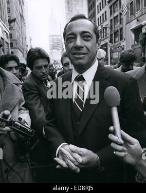 Datei. 1. Januar 2015. Der ehemalige New Yorker Gouverneur MARIO CUOMO (15. Juni 1932 - 1. Januar 2015) starb heute im 82. Mario Cuomo hatte vor kurzem im Krankenhaus zur Behandlung einer Herzerkrankung. Er starb zu Hause, kurz vor 5 Uhr ET. Der Demokrat war Gouverneur für drei Amtsperioden von 1983 bis 1995. Er heiratete seine Frau Matilda, seit mehr als sechs Jahrzehnten. Sie hatten fünf Kinder, darunter aktuelle New York Gouverneur Andrew Cuomo, der für heute seine zweite Amtszeit vereidigt wurde. Abgebildet - 10. Oktober 1982 - New York City: Italo-Amerikaner in New York mit einem Marsch auf fifth Avenue mit Columbus Day gefeiert Stockfoto