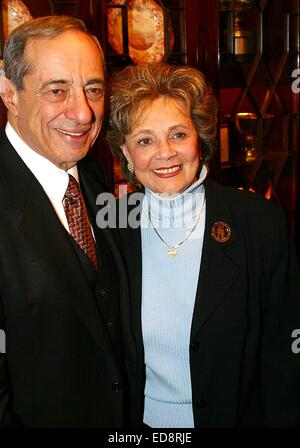 Datei. 1. Januar 2015. Der ehemalige New Yorker Gouverneur MARIO CUOMO (15. Juni 1932 - 1. Januar 2015) starb heute im 82. Mario Cuomo hatte vor kurzem im Krankenhaus zur Behandlung einer Herzerkrankung. Er starb zu Hause, kurz vor 5 Uhr ET. Der Demokrat war Gouverneur für drei Amtsperioden von 1983 bis 1995. Er heiratete seine Frau Matilda, seit mehr als sechs Jahrzehnten. Sie hatten fünf Kinder, darunter aktuelle New York Gouverneur Andrew Cuomo, der für heute seine zweite Amtszeit vereidigt wurde. Im Bild - 1. Januar 2011 - New York, New York, USA - Mario und Matilda Cuomo bei der Vorstellung des Matlida Cuomos Buches "The Person Wh Stockfoto