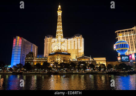 Las Vegas Boulevard bei Nacht mit Paris Las Vegas Bally es Hotels und Casinos wie über den See im Bellagio zu sehen. Stockfoto