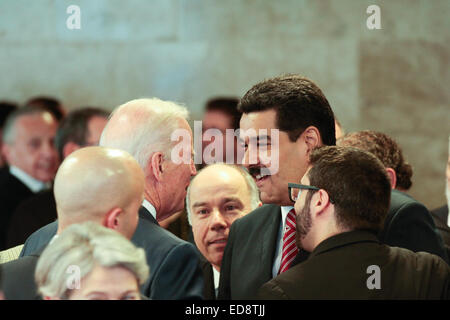 Brasilia, Brasilien. 1. Januar 2015. Venezuelas Präsident Nicolas Maduro (Mitte R), Gespräche mit US-Vizepräsident Joe Biden (Mitte L) während der Zeremonie der Einweihung der brasilianischen Präsidentin Dilma Rousseff in Brasilia, Brasilien, am 1. Januar 2015. Brasiliens Präsidentin Dilma Rousseff wurde für eine zweite vierjährige Amtszeit Donnerstag in der Hauptstadt Brasilia vereidigt. Bildnachweis: Prensa Presidencial/AVN/Xinhua/Alamy Live-Nachrichten Stockfoto