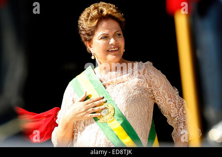 Brasilia, Brasilien. 1. Januar 2015. Brasilianische Präsidentin Dilma Rousseff reagiert während der Zeremonie der Einweihung am Palacio Plenalto in Brasilia, Brasilien, am 1. Januar 2015. Brasiliens Präsidentin Dilma Rousseff wurde für eine zweite vierjährige Amtszeit Donnerstag in der Hauptstadt Brasilia vereidigt. Bildnachweis: Dida Sampaio/AGENCIA ESTADO/Xinhua/Alamy Live-Nachrichten Stockfoto