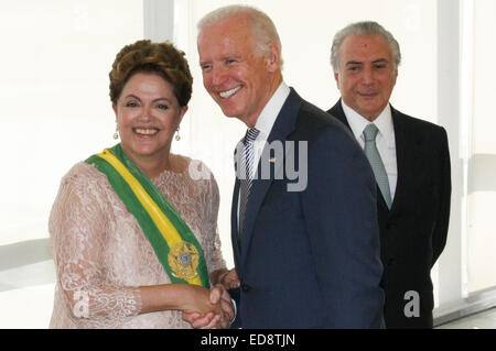 Brasilia, Brasilien. 1. Januar 2015. Brasilianischen Präsidentin Dilma Rousseff (L) schüttelt Hände mit US-Vizepräsident Joe Biden während der Zeremonie der Einweihung am Palacio Plenalto in Brasilia, Brasilien, am 1. Januar 2015. Brasiliens Präsidentin Dilma Rousseff wurde für eine zweite vierjährige Amtszeit Donnerstag in der Hauptstadt Brasilia vereidigt. Bildnachweis: Renato Costa/AGENCIA ESTADO/Xinhua/Alamy Live-Nachrichten Stockfoto