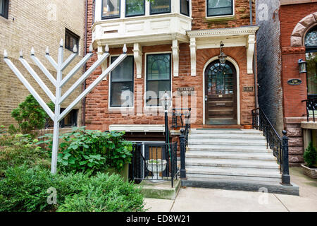 Chicago Illinois, Gold Coast Historic District, Lubavich Chabad House, außen, Religion, orthodoxes Judentum, chassidische Bewegung, Stadthaus, Menorah, Treppen Stockfoto