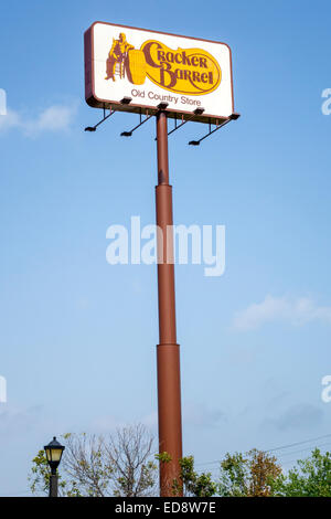 Illinois Troy, Cracker Barrel Restaurant & Old Country Store, amerikanische Kette, hohes Straßenschild, Firmenlogo, Branding, IL140910004 Stockfoto