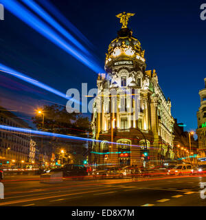 Dynamische Nachtaufnahme von der gehobenen belebten Einkaufsstraße von Gran Vía, befindet sich in Madrid, Spanien. Stockfoto