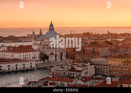 Sonnenuntergang über Basilica Santa Maria della Salute von Piazza San Marco aus gesehen Stockfoto