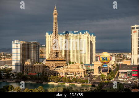 Las Vegas Boulevard bei Nacht mit Paris Las Vegas Bally es Hotels und Casinos wie über den See im Bellagio zu sehen. Stockfoto