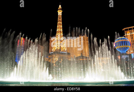 Las Vegas Boulevard bei Nacht mit Paris Las Vegas Bally es Hotels und Casinos wie über den See im Bellagio zu sehen. Stockfoto