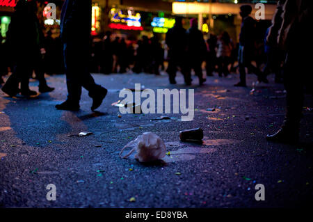 Müll im Gefolge der New Years Eve über den Boden verstreut. Las Vegas, Nevada. Stockfoto