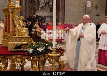 Vatikan-Stadt. 1. Januar 2015. Vatikan Petersdom 1. Januar 2015 die Masse des Franziskus Credit: wirklich einfach Star/Alamy Live-Nachrichten Stockfoto