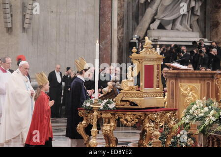 Vatikan-Stadt. 1. Januar 2015. Vatikan Petersdom 1. Januar 2015 die Masse des Franziskus Credit: wirklich einfach Star/Alamy Live-Nachrichten Stockfoto