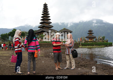 Touristen besuchen Ulun Danu Tempel, Bali, Indonesien Stockfoto