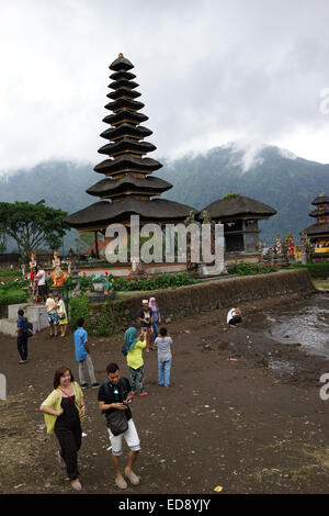 Touristen besuchen Ulun Danu Tempel, Bali, Indonesien Stockfoto