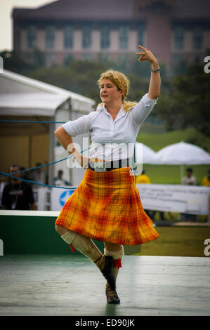 Frau führt schottischen Tanz während der 2005 Jakarta Highland Gathering. Stockfoto