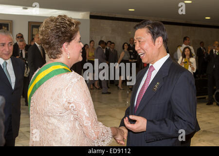 Brasilia, Brasilien. 1. Januar 2015. Chinesischen Staatspräsidenten Xi Jinping Sonderbeauftragten, Chinese Vice President Li Yuanchao (R) schüttelt Hände mit brasilianischen Präsidentin Dilma Rousseff Li Yuanchao grüßt die Einweihung der zweiten Amtszeit von Präsidentin Dilma Rousseff in Brasilia, Hauptstadt von Brasilien, 1. Januar 2015. Bildnachweis: Xu Zijian/Xinhua/Alamy Live-Nachrichten Stockfoto