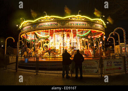 Langzeitbelichtung von merry Go round Messegelände fahren in der Nacht in London im Dezember Stockfoto