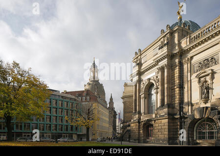 Die Frauenkirche und der Akademie der bildenden Künste in Dresden Stockfoto