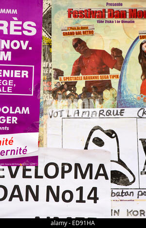 Mauritius, Tamarin, Markt, überlappende politische und Unterhaltung Poster am schwarzen Brett Stockfoto