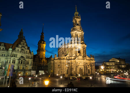 Die Hofkirche mit dem Residenzschloss und der Semperoper bei Einbruch der Dunkelheit Stockfoto