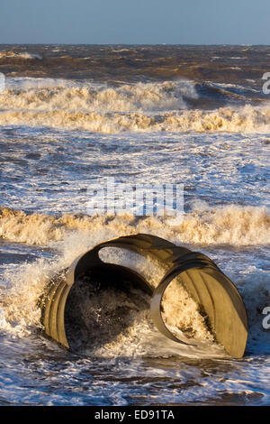 Mary's Shell eine runde Strandskulptur aus Blech von Stephen Broadbent Thornton-Cleveleys, Blackpool, Lancashire, 'Cleveleys mythological Coastline' Sonnenuntergang über der irischen Küste mit öffentlichen Kunstwerken von Shell Mythic Coast, Eine vier Meter hohe interaktive Golden Seashell am Vorland Mary's Shell, die Teil von drei Ergänzungen an der Strandpromenade mit Symbolen von The Sea Swallow ist. Stockfoto