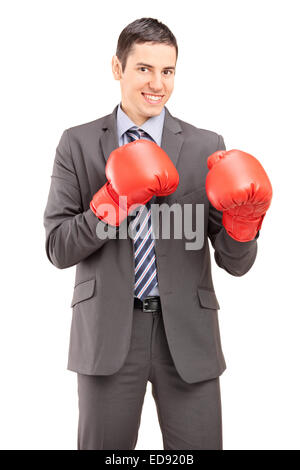 Vertikale Aufnahme eines wettbewerbsfähigen Geschäftsmann mit Boxhandschuhen isoliert auf weißem Hintergrund Stockfoto