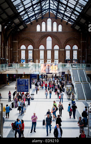 Pendler auf dem Zusammentreffen am Bahnhof Liverpool Street am Bishopsgate in der City of London, UK Stockfoto