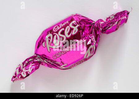 Cadbury Roses Erdbeer Traum Schokolade auf weißem Hintergrund - Cadbury Roses Pralinen Stockfoto