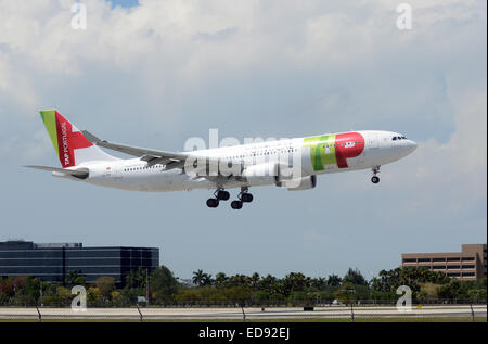 MIAMI - 14. APRIL: TAP Air Portugal Airbus A330 Jetliner kommt in Miami von seiner Heimatbasis in Lissabon am 14. April 2013. Stockfoto