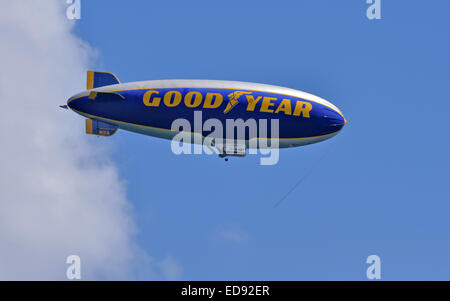 FORT LAUDERDALE - Oktober 11: Good Year Blimp fliegt nach oben und unten der Florida Küste in der Nähe von Fort Lauderdale am 11. Oktober 2014 Stockfoto