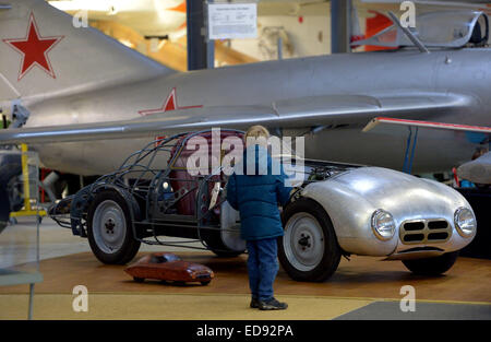 Hannover, Deutschland. 2. Januar 2015. Einem umgebauten Hanomag Rekord Diesel 1939 steht im Luftfahrtmuseum in Hannover, 2. Januar 2015. Ab 2. Januar 2015, werden die Welt-Rekordfahrzeug HANOMAG Diesel und ein Designer Modell Rekordfahrzeug auf einer Skala von 1:3 für die Besucher des Museums ausgestellt. Foto: PETER STEFFEN/Dpa/Alamy Live News Stockfoto