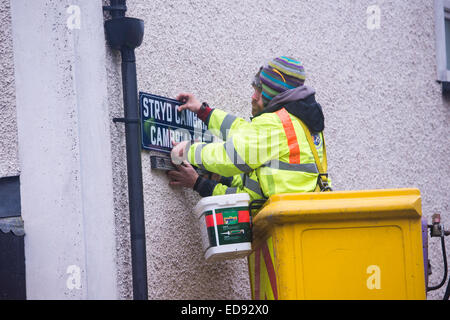 Zwei lokale Behörde (Ceredigion County Council) direkte Arbeitskräfte beschäftigten Arbeitnehmer in eine "Cherry-Picker" ersetzt die Zeichen auf der Cambrian Street, Aberystwyth, mit neuen Versionen mit "Erbe" Schrift, Wales UK Stockfoto