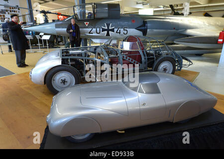 Hannover, Deutschland. 2. Januar 2015. Einem umgebauten Hanomag Rekord Diesel 1939 (C) und ein Designer-Modell stehen im Luftfahrtmuseum in Hannover, 2. Januar 2015. Ab 2. Januar 2015, werden die Welt-Rekordfahrzeug HANOMAG Diesel und ein Designer Modell Rekordfahrzeug auf einer Skala von 1:3 für die Besucher des Museums ausgestellt. Foto: PETER STEFFEN/Dpa/Alamy Live News Stockfoto
