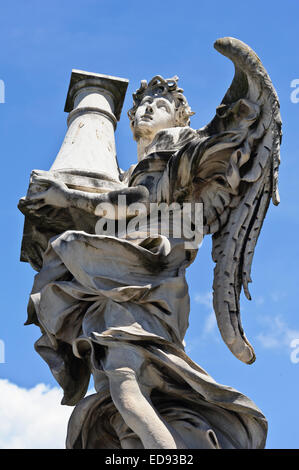 Ein Engel Skulptur hält eine Spalte von St. Angelo Brücke in Rom, Italien. Stockfoto