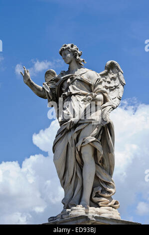 Ein Engel Skulptur vor blauem Himmel halten einige Nägel von St. Angelo Brücke in Rom, Italien. Stockfoto